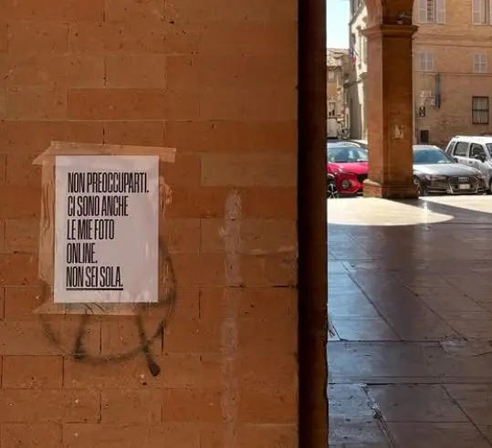 Volantini affissi a Macerata