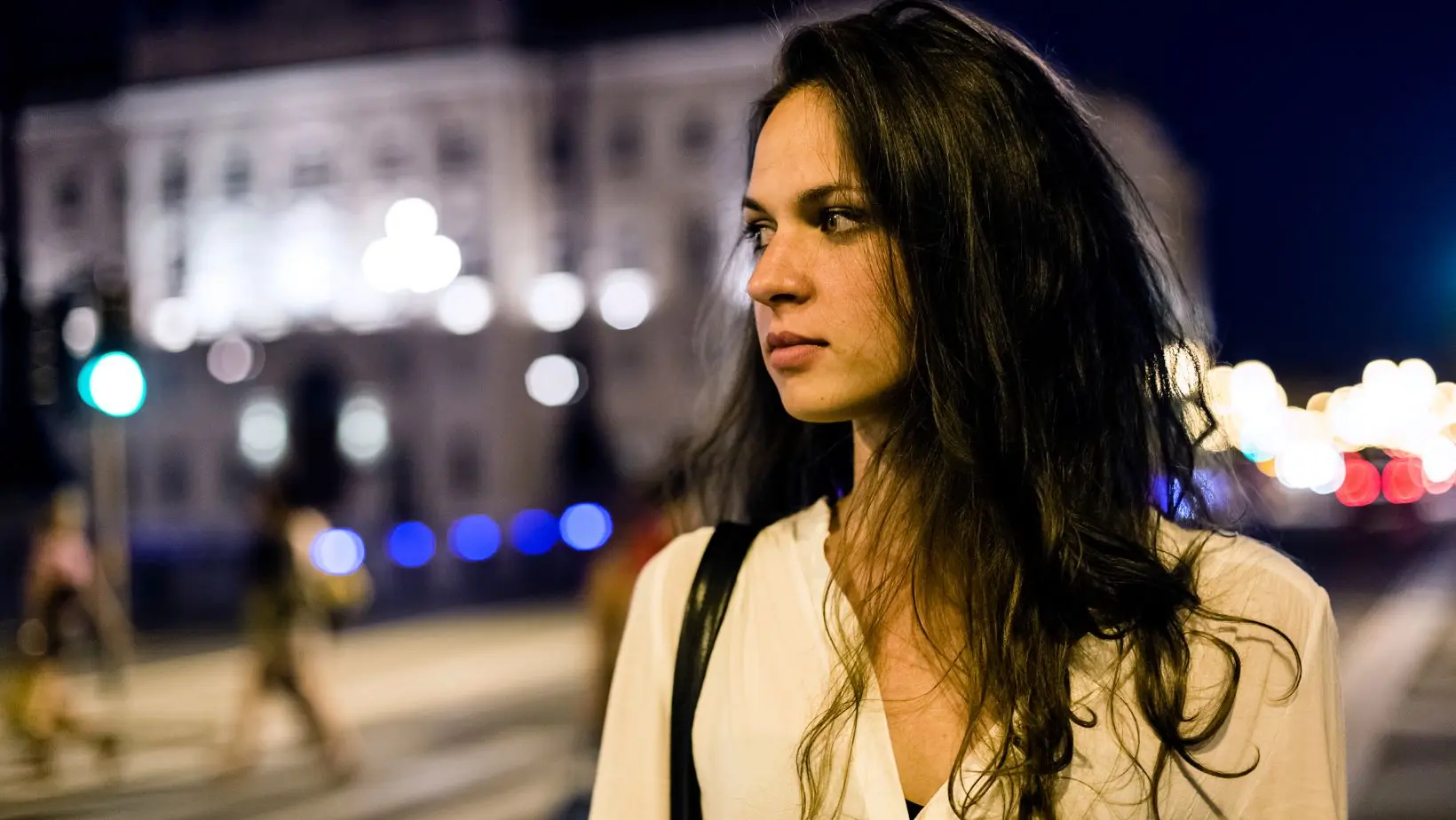 donna sola cammina per strada viola app