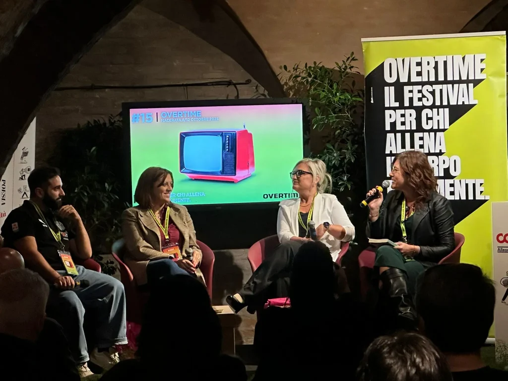 Alessandra Campedelli sul palco di Overtime con Meri Marziali, della Coop Allenza 3.0 e Valerio Lionetti, allenatore della Cbf Balducci, squadra di volley femminile di Macerata