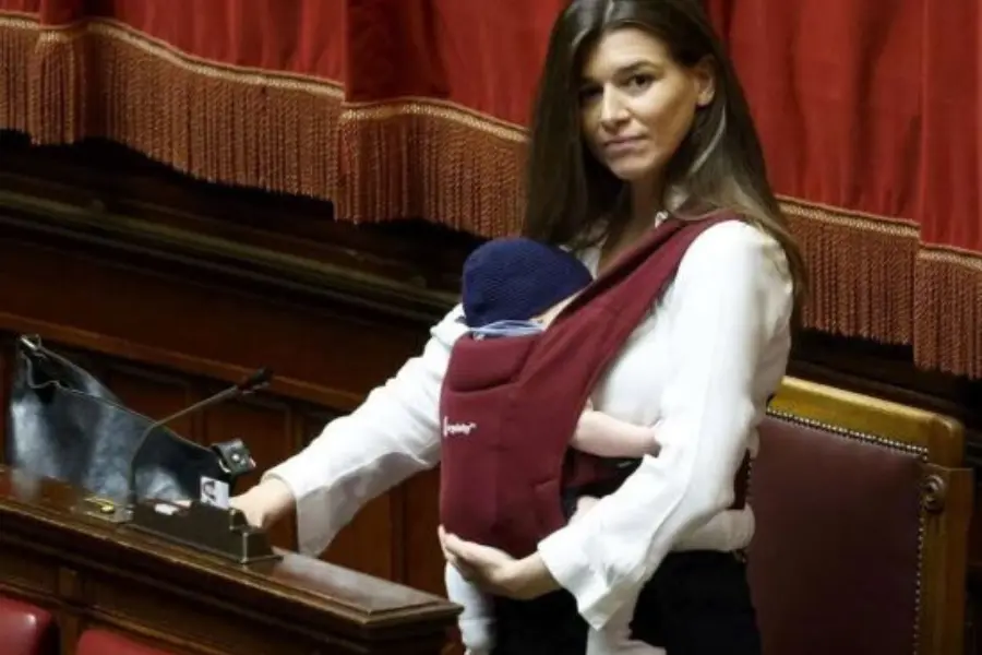 Maternità, Gilda Sportiello è stata la prima parlamentare italiana ad allattare in aula