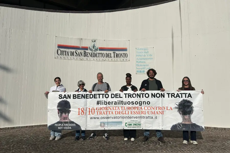Lo striscione antitratta a San Benedetto