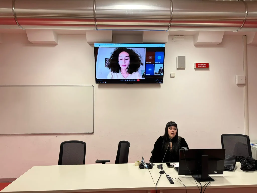 Bianca Hirata, co fondatrice di Donnexstrada, durante la conferenza di ieri condotta da Officina Universitaria.