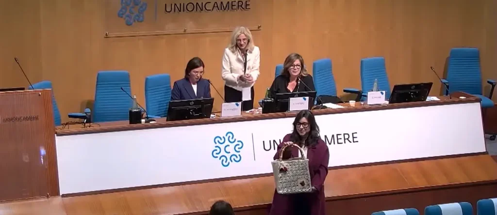 una borsa fatta dal laboratorio Talia, che prevedeva la costruzione di borse a maglia artigianali