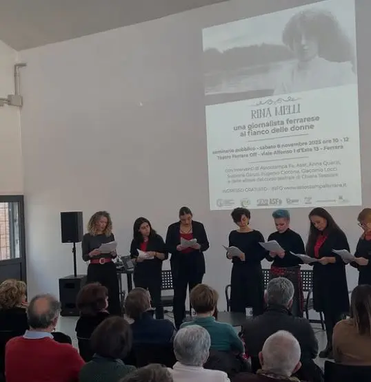 le allieve del corso teatrale di Chiara Tessitore durante il convegno su Rina Melli
