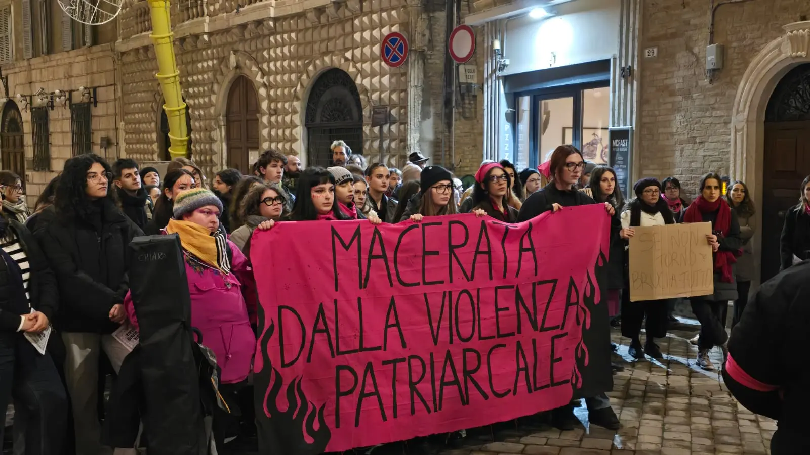 Cortei arrabbiati a Macerata