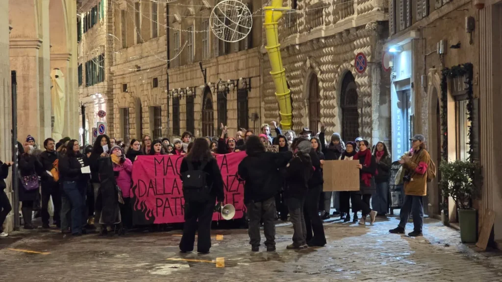 Cortei arrabbiati in tutta Italia