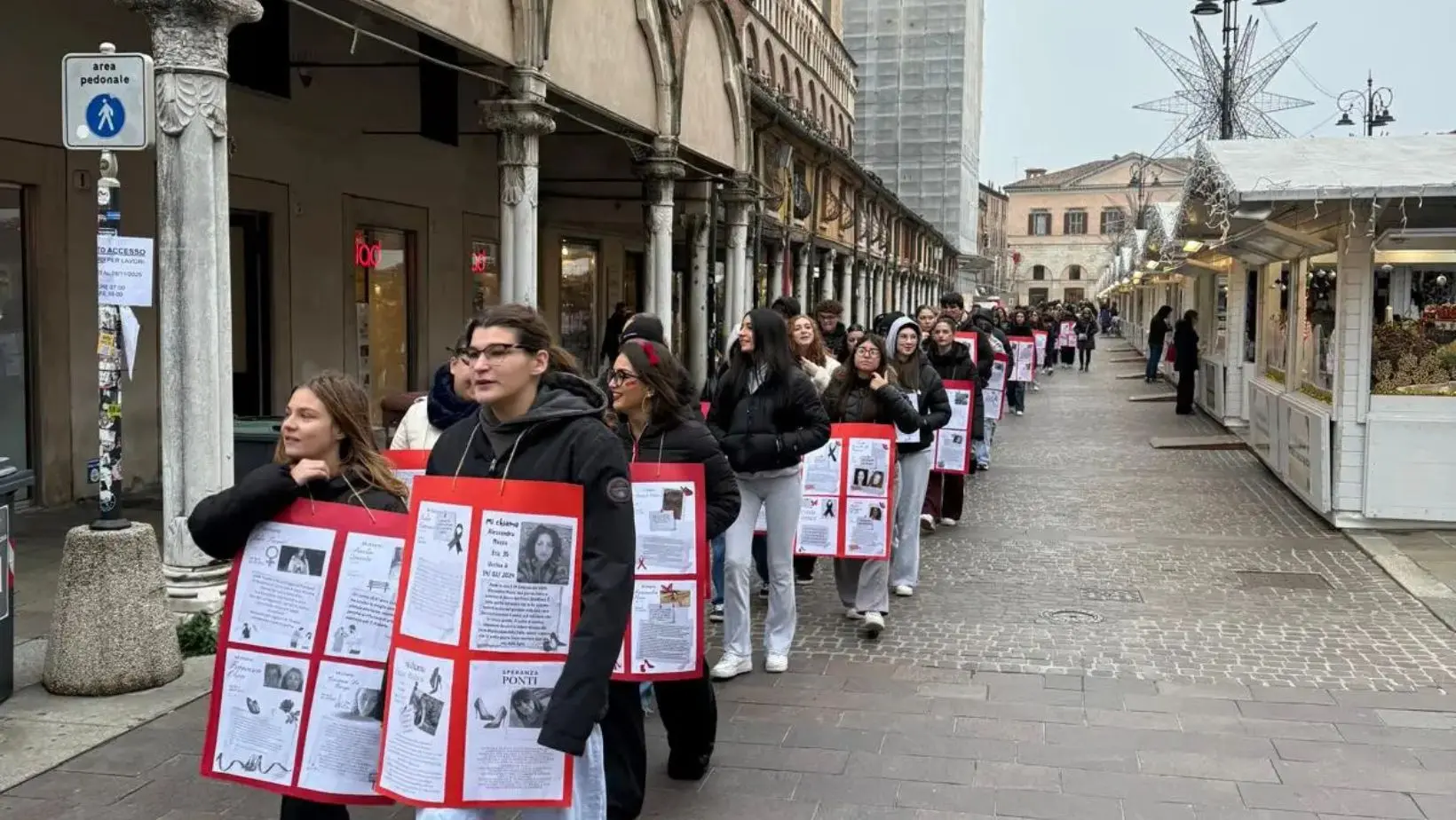 un flah mob contro il femminicidio a ferrara