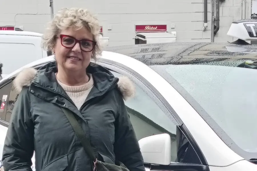 Sylvia Bouyahia con il suo taxi