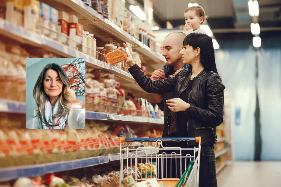 Famiglia di madre con partita iva al supermercato
