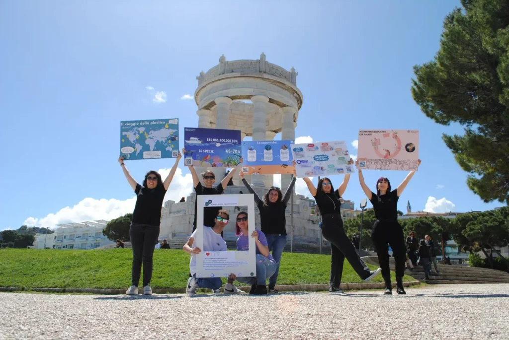 Attività di clean up fatta assieme a plastic Free al Passetto di Ancona