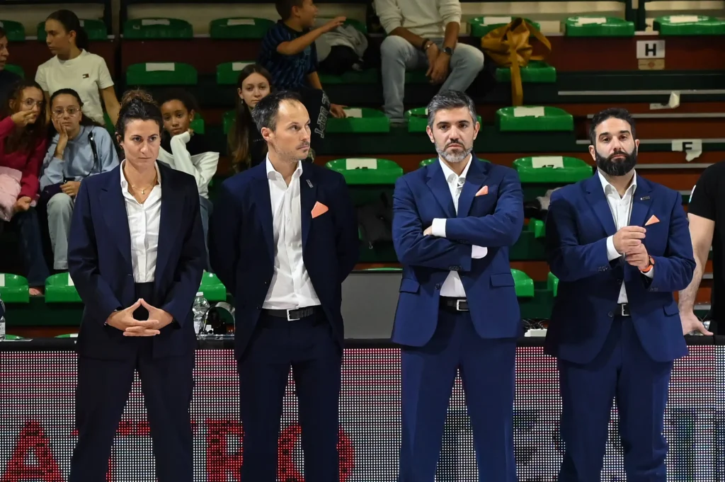 Lucia Bosetti a bordo campo con i tecnici della Cbf Balducci Macerata