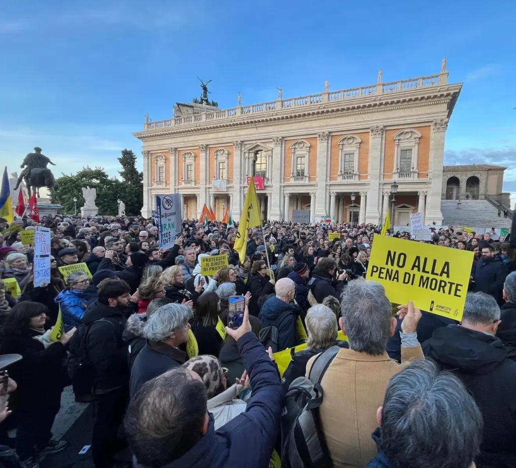 La manifestazioni di Amnesty Interational e Donna, vita, libertà davanti al Campidoglio