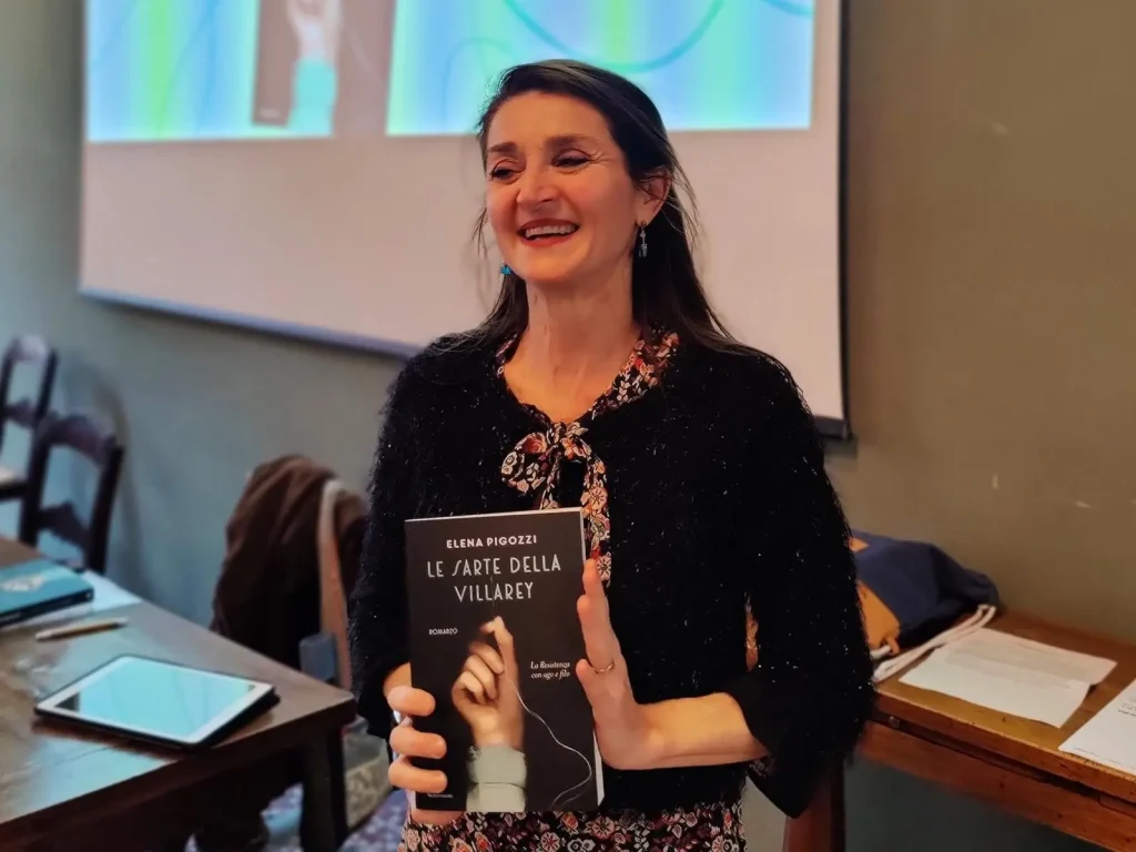 Elena Pigozzi con il libro Le sarte di Villarey
