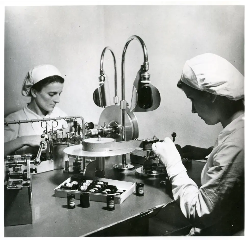 Fotografiste: Lavoratrici del reparto rullini, 1935 ca, gelatina ai sali d’argento. Cairo Montenotte, Archivio Ferrania Film Museum.