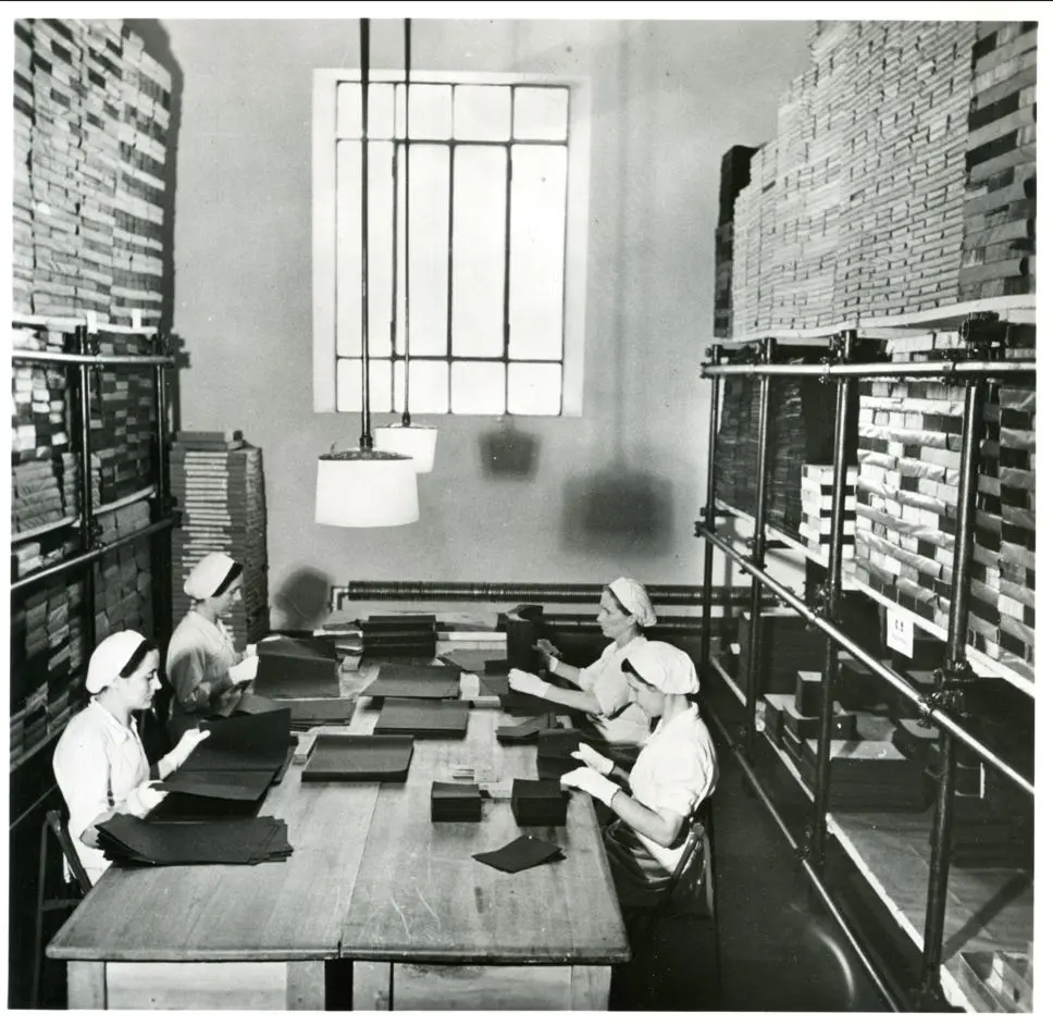 Lavoratrici del reparto rullini, 1935 ca, gelatina ai sali d’argento. Cairo Montenotte, Archivio Ferrania Film Museum