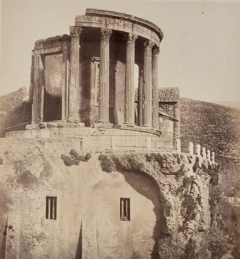 Geraldine Bate e Robert Macpherson, Tivoli, Tempio di Vesta, 1860 ca, albumina. Milano, Accademia di Belle Arti di Brera, Fototeca Storica.