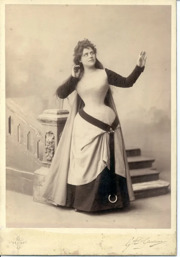 Carlotta Rovelli (G. B. Ganzini), Ritratto formato gabinetto della mezzosoprano Elisa Bruno, 1890 ca, albumina. Milano, Museo Teatrale La Scala, Biblioteca Livia Simoni, Collezione Consorzio dei Palchettisti