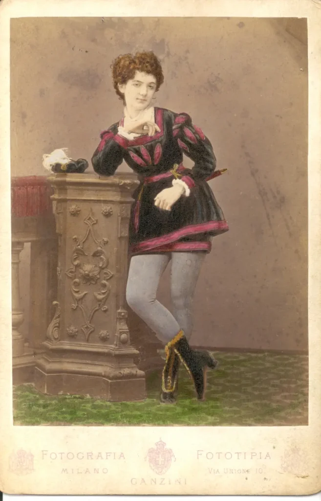 Carlotta Rovelli (G. B. Ganzini), Ritratto formato carte de visite di Maria Bianchi Fiorio. Milano, Museo Teatrale La Scala, Biblioteca Livia Simoni, Collezione Consorzio dei Palchettisti