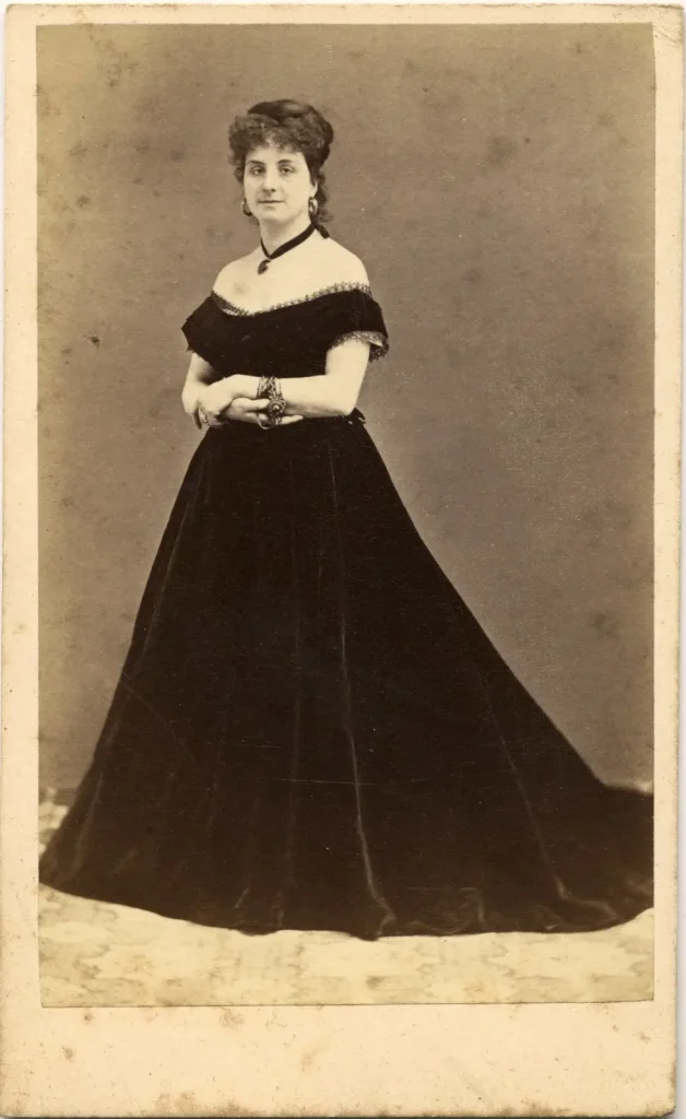 Sorelle Marsini, Ritratto di donna in formato carte de visite, 1870 ca, albumina. Lucca, Archivio Fotografico Lucchese Arnaldo Fazzi - Fondo varie