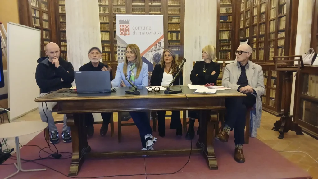 La presidente del Consiglio delle donne Lorella Benedetti con la giuria del concorso