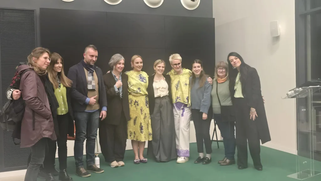 Azzurra Rinaldi e Antonella Questa con il personale della Cooperativa Il Faro