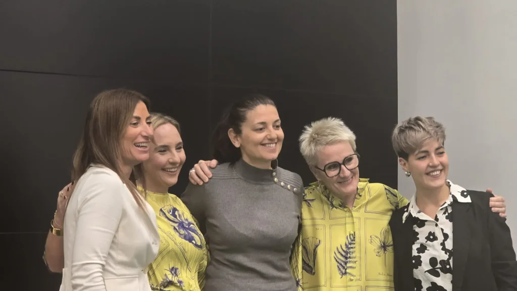 Azzurra Rinaldi e Antonella Questa con il personale di Banca Macerata