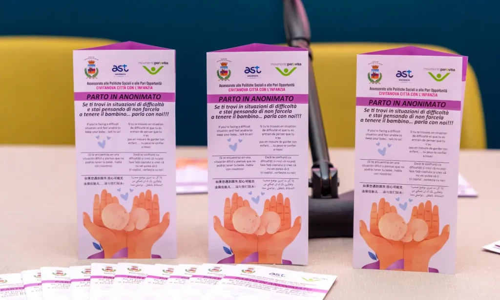 Le brochure informative multilingue sul parto in anonimato