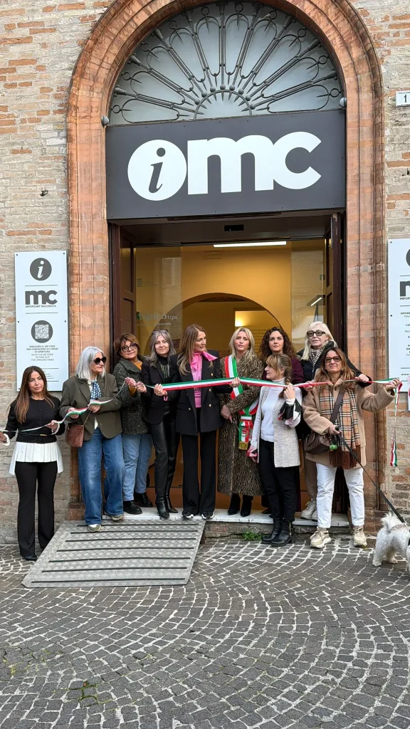 Taglio del nastro della mostra all'Infopoint
