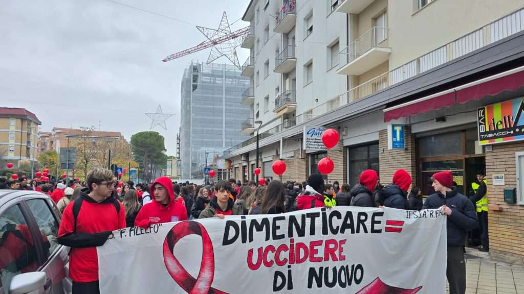 Un corteo di studenti e studentesse a Tolentino per ricordare Gentiana Kopili