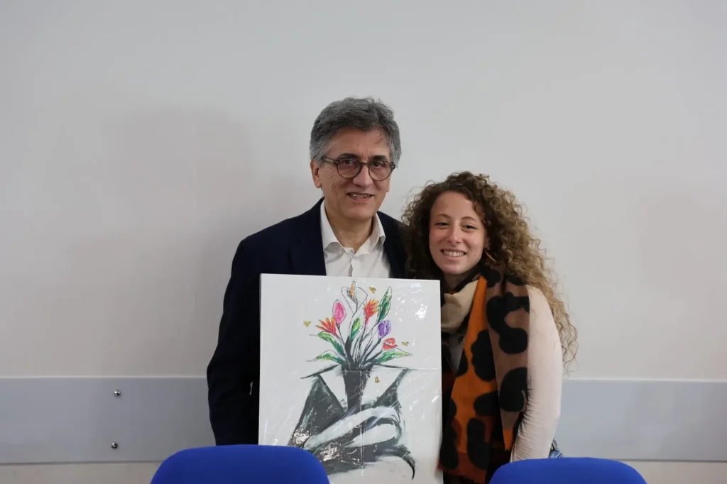 Il rettore Graziano Leoni premiato con un'opera d'arte