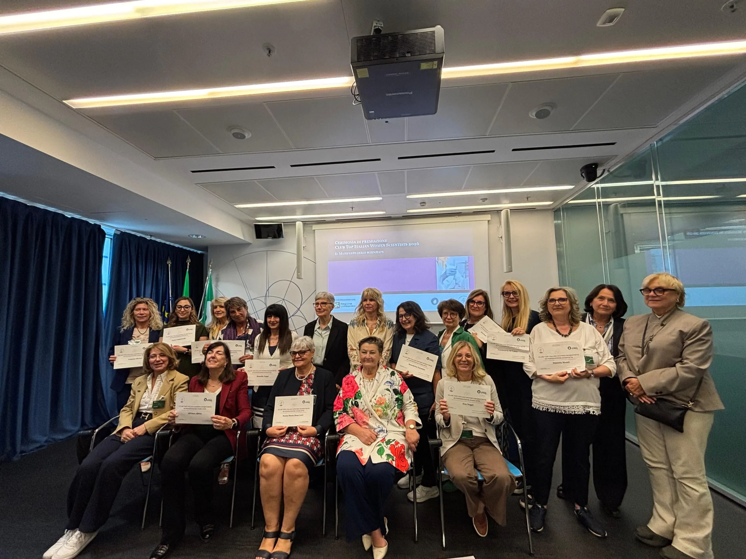 da sinistra a destra: Anna Maria Gandolfi - Consigliera di Parità regionale, Regione Lombardia; Alessandro Fermi - Assessore all'Università, Ricerca, Innovazione, Regione Lombardia; Francesca Merzagora - presidente Fondazione Onda ETS; Adriana Albini - co-presidente Club TIWS di Fondazione Onda ETS.