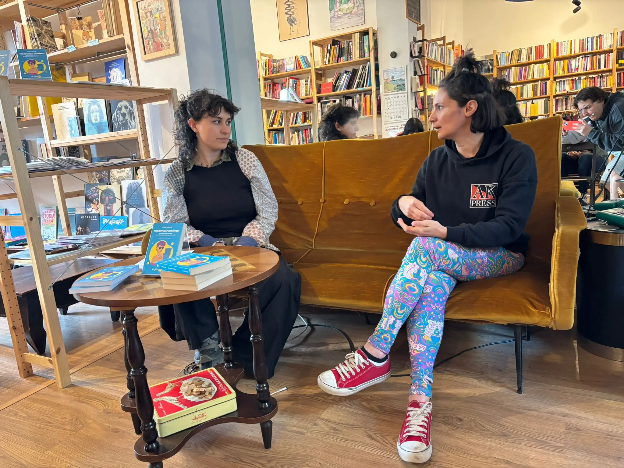 Petra Nocchi e Elide Pantoli durante la presentazione del libro Cenerentole moderne alla Cicogna Triste di Macerata