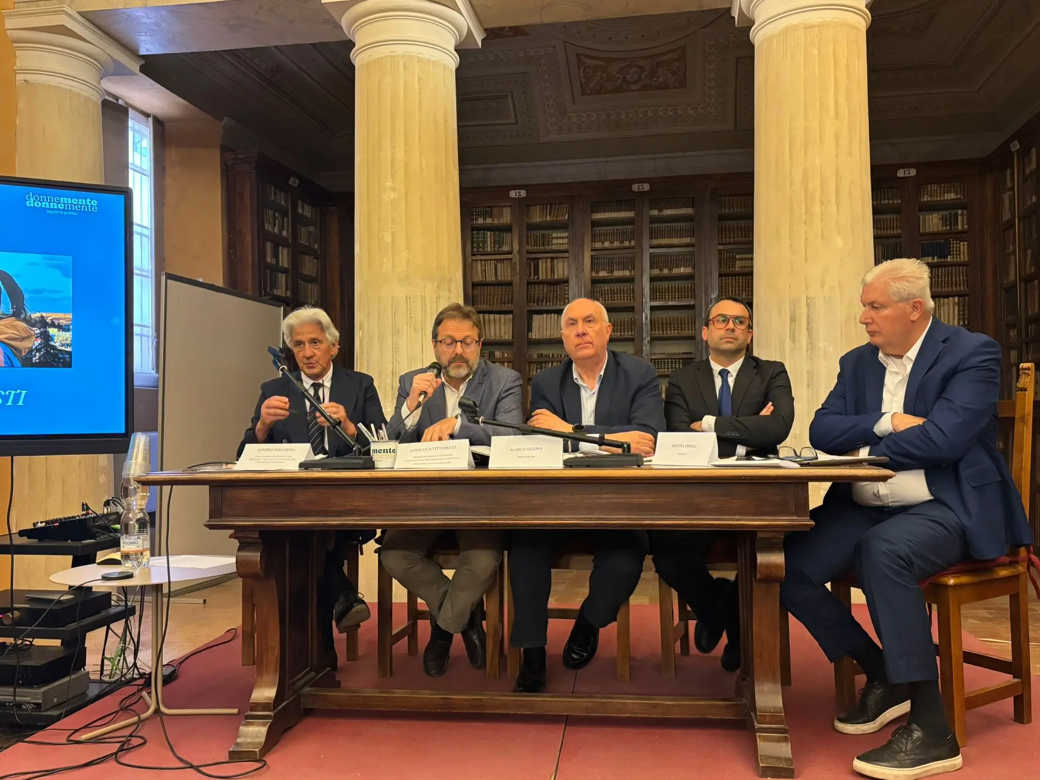 I candidati sindaci: da sinistra Sandro Parcaroli, Gianluca Tittarelli, Marco Sigona, Mattia Orioli e Giordano Ripa