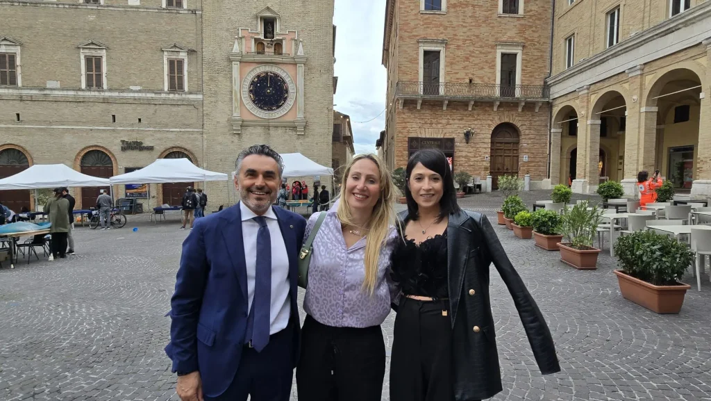 Francesca Lollobrigida con il presidente del Panathlon Macerata Fabio Romagnoli e con la Segretaria dell'associazione Lucia Quintabà