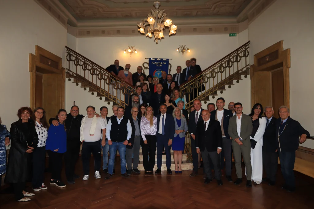 Francesca Lollobrigida con le socie e con i soci del Panathlon