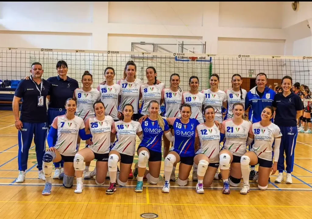 La squadra femminile della nazionale pallavolo polizie italiane