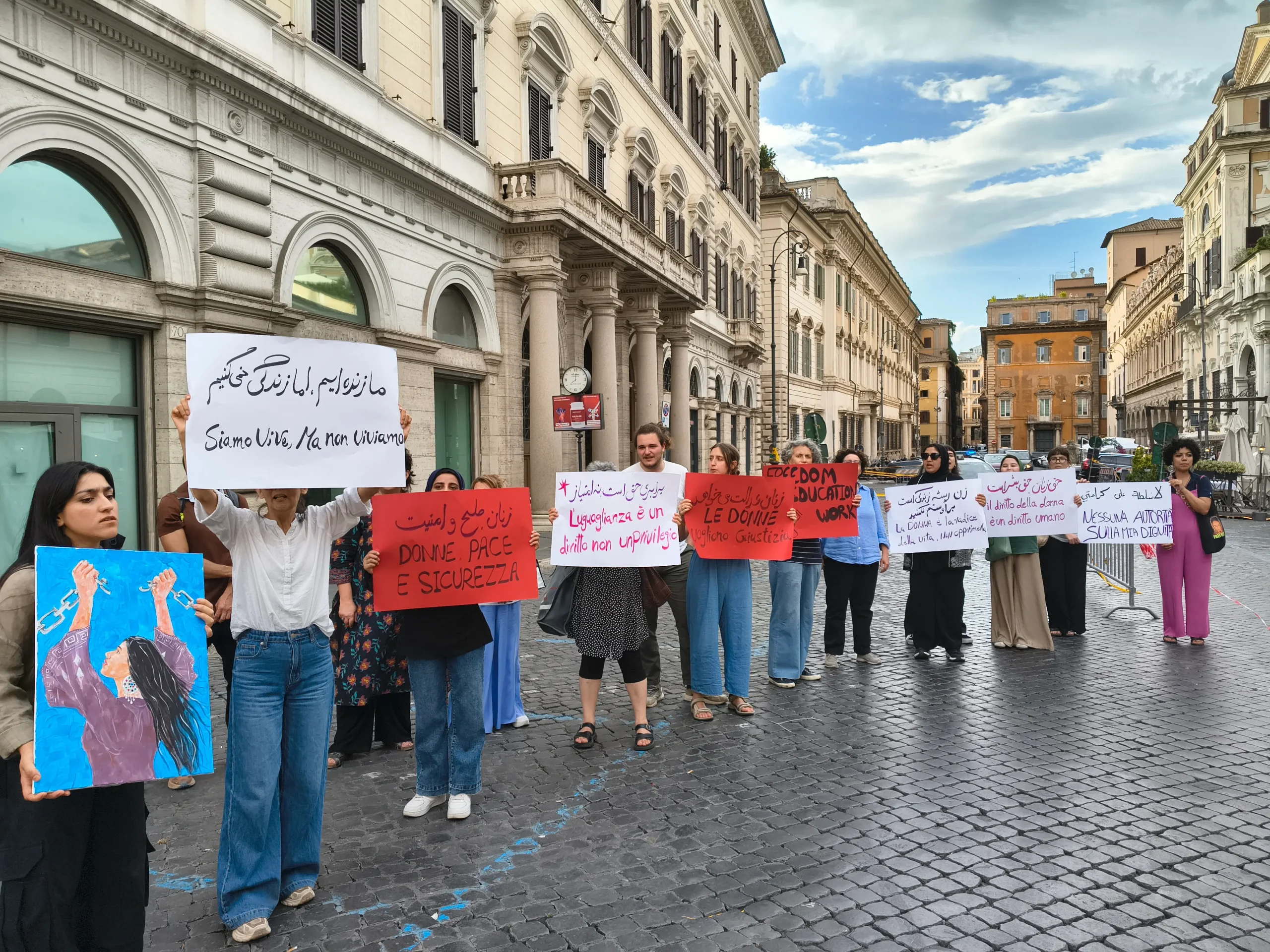 Il presidio a Roma voluto da Pangea per testimoniare la sofferenza delle donne afghane