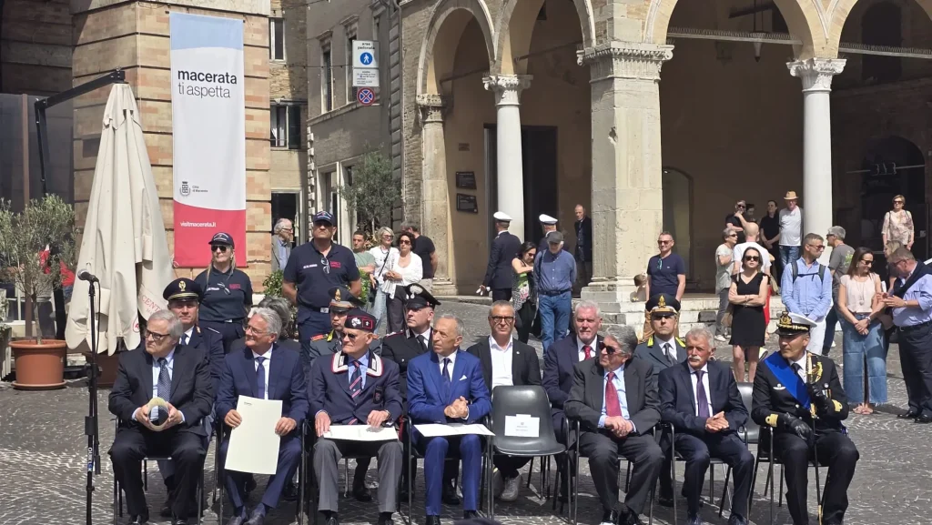 A Macerata un "muro di cravatte"