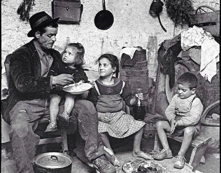 Famiglia mezzadrile: foto tratta dal sito della Festa del Covo di Osimo
