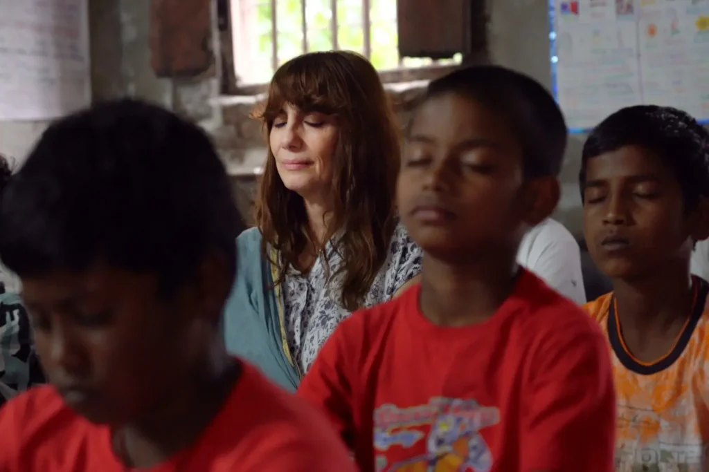 Paola Maugeri durante la meditazione in India