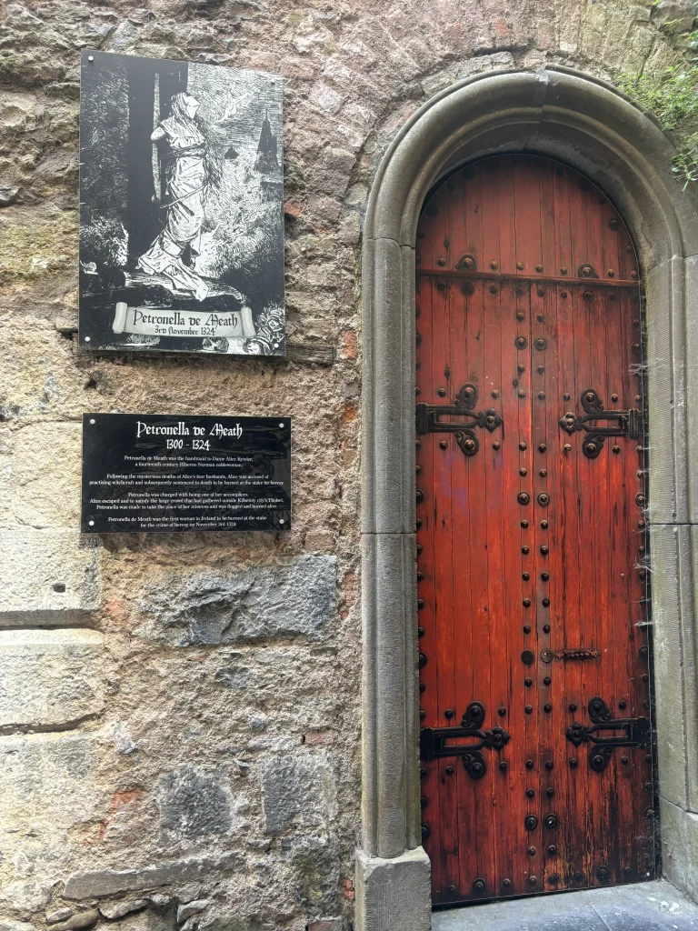 porta di petronella cameriera di alice kyteler bruciata sul rogo