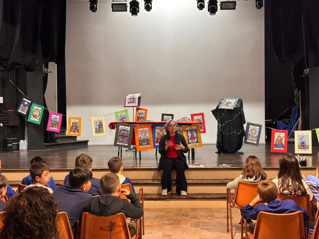 Barbara Malaisi durante una presentazione scolastica