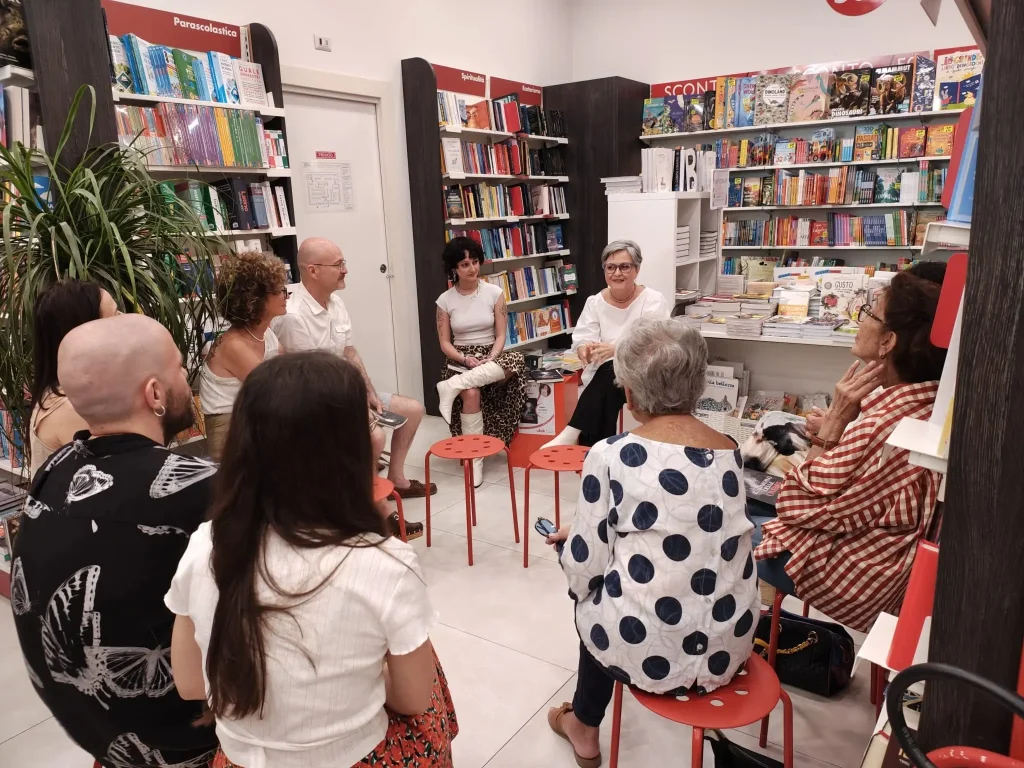 Barbara Malaisi durante una presentazione dei suoi libri