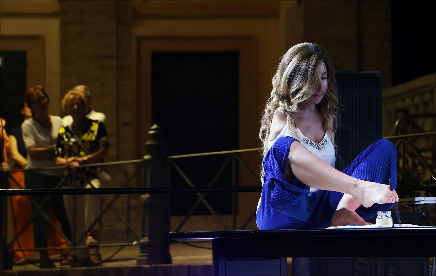 Simona Atzori in piazza della Repubblica a Treia