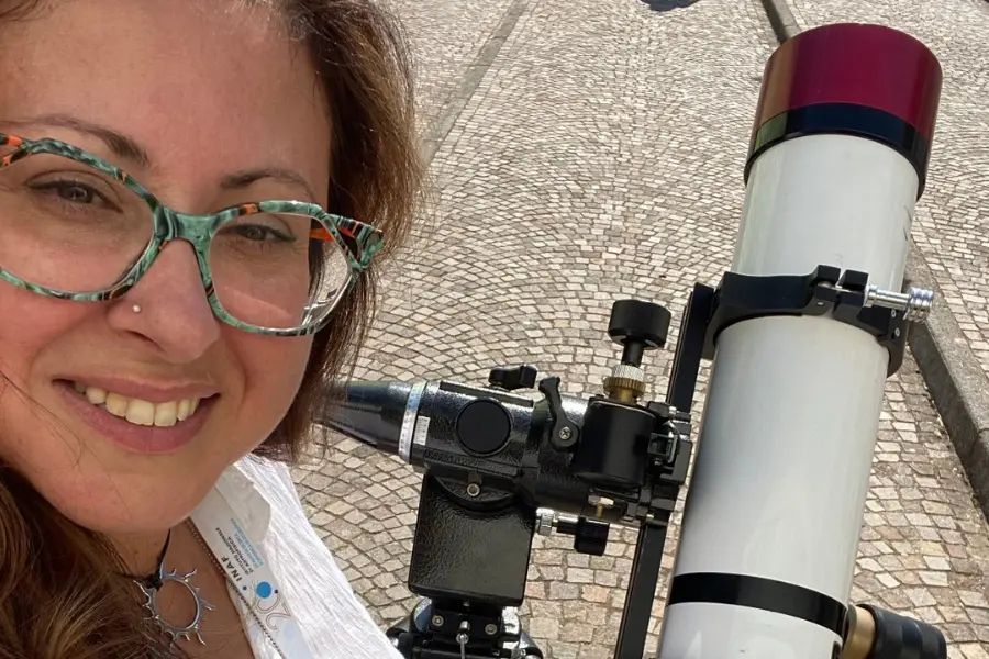 Clementina Sasso con il suo telescopio