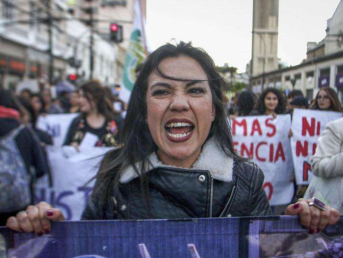 L’oscurità avanza: chi guadagna dall’odio contro le donne?