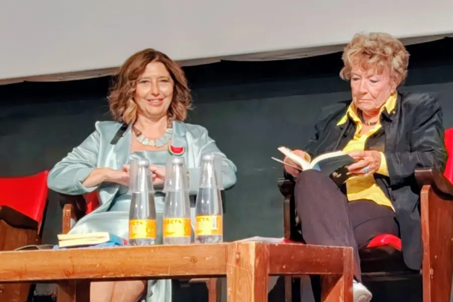 Lucia Tancredi e Dacia Maraini nel teatro di Pescasseroli dopo la premiazione