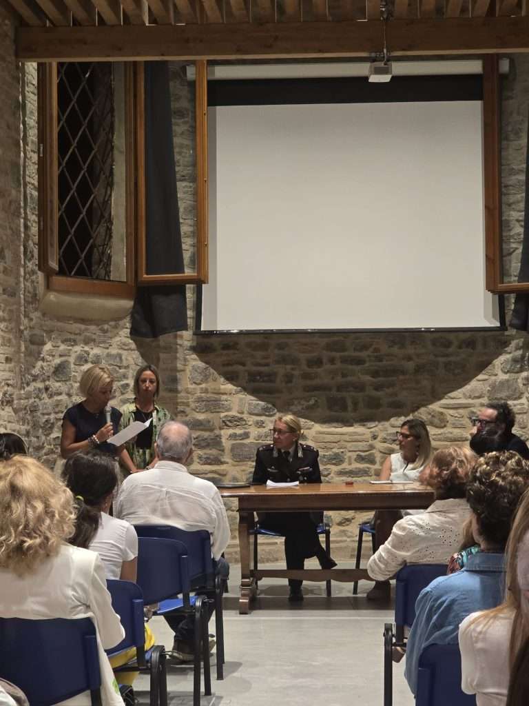 Giustizia Donna, da sinistra Giampiero Feliciotti, il maggiore Giulia Maggi, il sindaco Alessio Vita, Elisa Giusti, responsabile del Cav di Macerata, l'avvocato Marco Massei, la vice sindaca Mariella Migliorelli e Noemi Ortenzi del Cpo Regione Marche