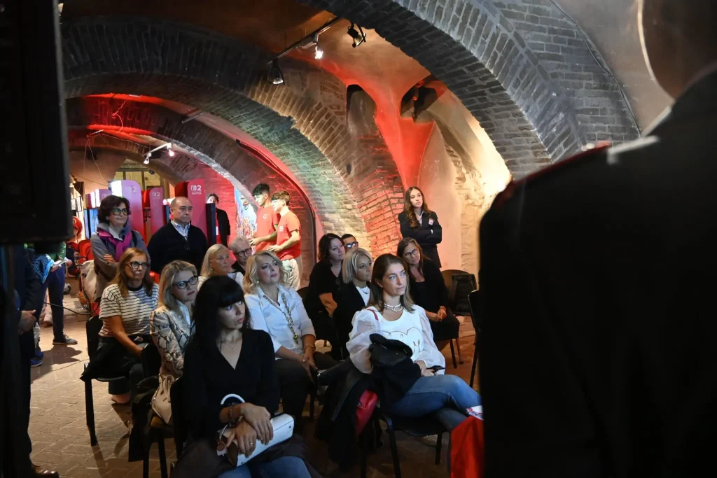La platea della presentazione del gioco