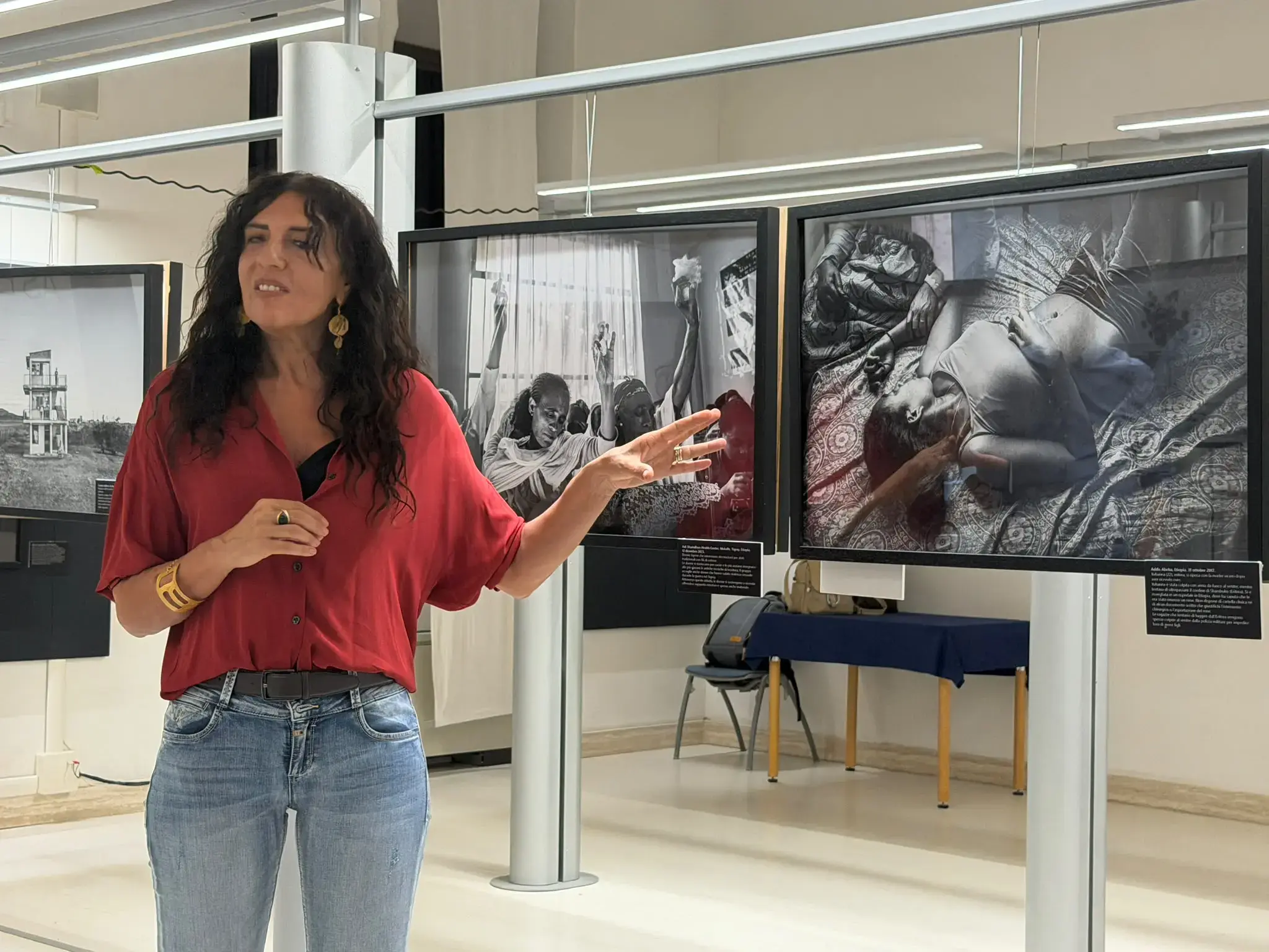 Cinzia Canneri illustra le foto della sua mostra “Women’s bodies as Battlefields”